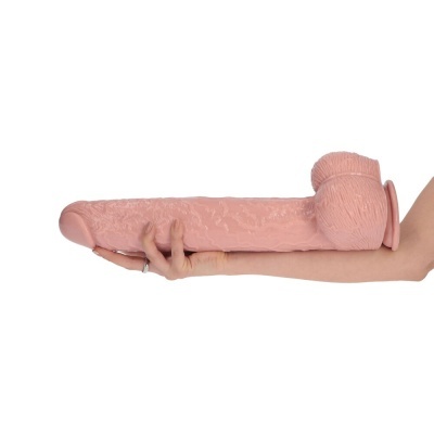 Dildo grande realista cor-de-pele com base testículos, segurado por braço, fundo branco