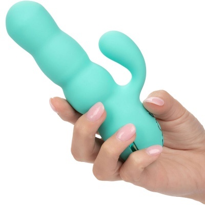vibrador de silicone turquesa segurado por uma mão