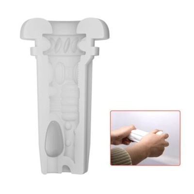 Forma de silicone branca para moldar com detalhes interiores e mãos a manipulá-la.