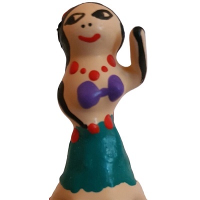 Figura decorativa de hula hoop com saia verde e acessórios coloridos