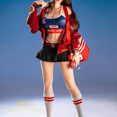 Boneca realista com roupa desportiva e taco de basebol num fundo azul.