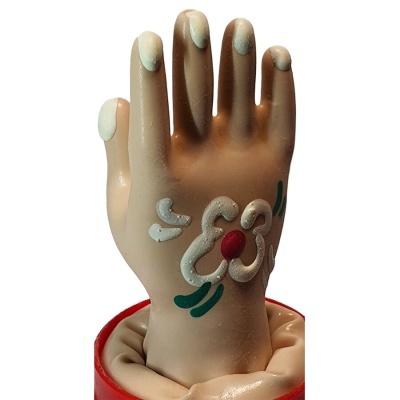 Figurinha plástica de mão com decoração floral em base vermelha