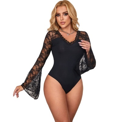 Body feminino preto com mangas de renda transparente