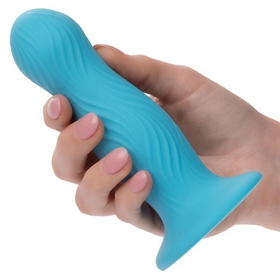 Mão segurando objeto azul texturizado em fundo branco
