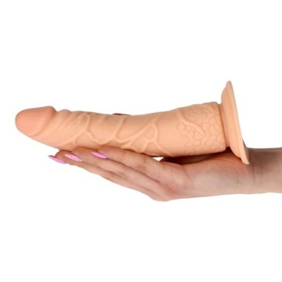 Dildo de silicone detalhado cor pele segurado por mão com unhas rosas