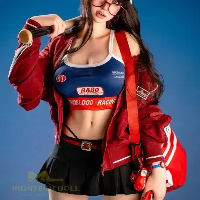 Boneca com roupa desportiva vermelha e azul e acessórios desportivos