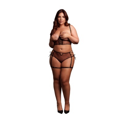 Mulher vestindo lingerie preta com corações vermelhos e sapatos de salto preto sobre fundo branco