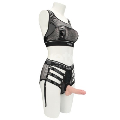 Conjunto feminino preto brilhante e em rede com palavra lovetoy em manequim branco