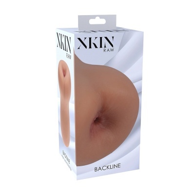 Embalagem branca com produto sexual realista cor pele e texto XKIN RAW BACKLINE
