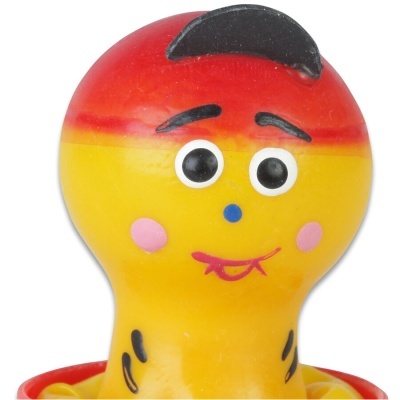 Boneco amarelo com rosto pintado e topo vermelho