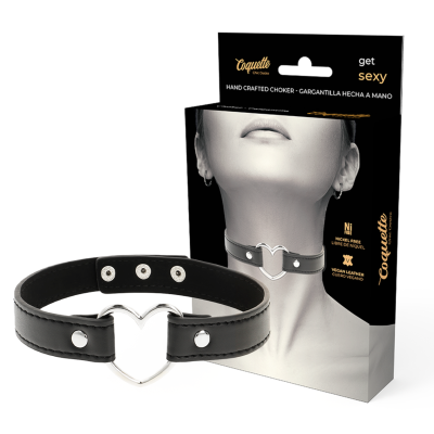 Choker preto com coração metálico e embalagem com texto em inglês e espanhol