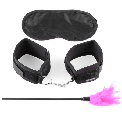 Conjunto de restrições em preto com venda e vareta com plumas cor-de-rosa