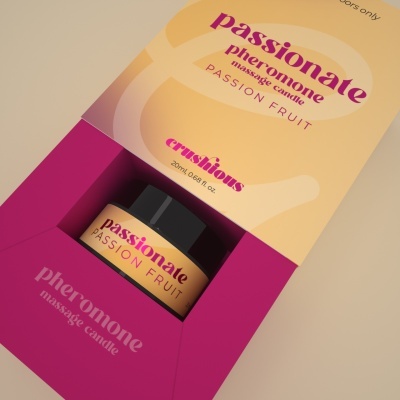 Frasco com rótulo passionate pheromone massage candle PASSION FRUIT em embalagem rosa
