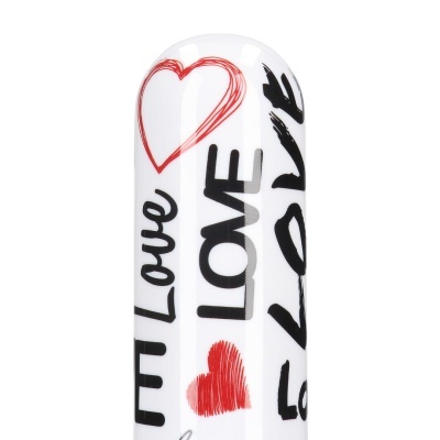 Tubo branco decorado com corações vermelhos e palavras LOVE em preto