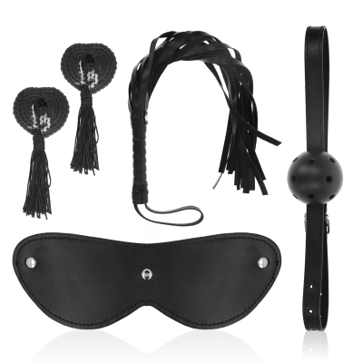 Conjunto de acessórios sexuais pretos incluindo mamilos com franjas, chicote, venda e bola bucal