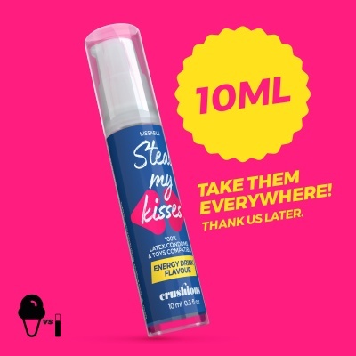 Frasco de gel lubrificante azul com tampa transparente e texto em branco, rosa e amarelo, sobre fundo rosa.
