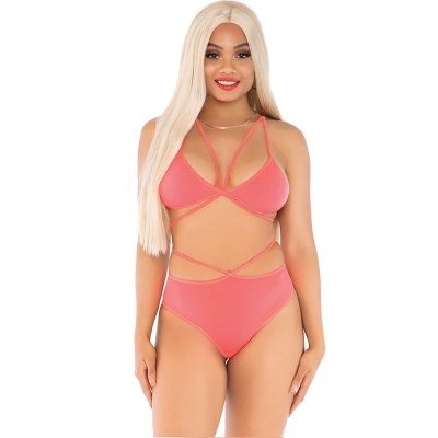 Modelo feminina com biquíni rosa com tiras cruzadas em fundo branco