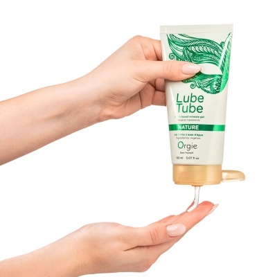 Gel íntimo Lube Tube Nature 150ml sendo aplicado em uma mão