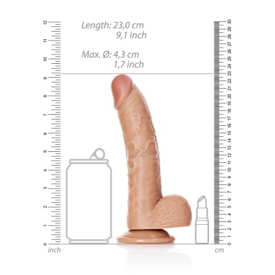 Dildo realista cor bege claro com glande rosa e base circular, medido com réguas ao fundo