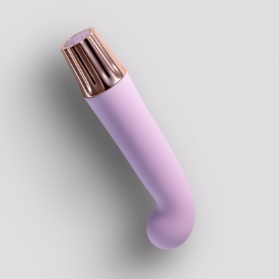 Vibrador lilás com extremidade metálica rosada em fundo cinza claro