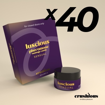 Embalagem e frasco roxo com texto amarelo de vela de massagem Luscious Pheromone Sensual.