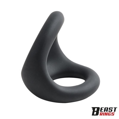 Anel preto ergonómico com fundo branco e texto BEAST RINGS