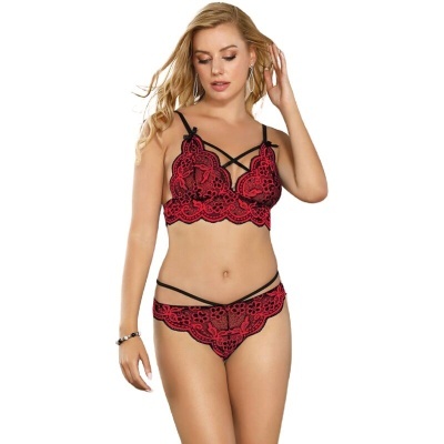 Conjunto de lingerie vermelho e preto em renda com padrão floral e tiras finas.