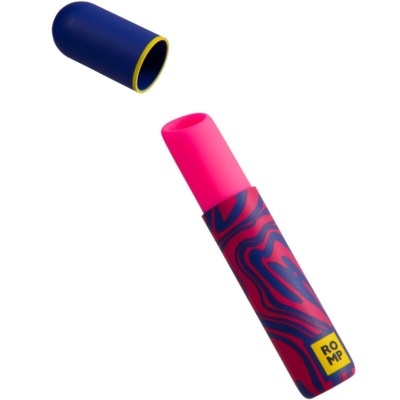 Batons ou marcadores coloridos com tampa azul e corpo decorado em padrão azul e vermelho.