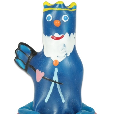 Figura decorativa em cera azul em forma de pássaro com coroa amarela e detalhes coloridos