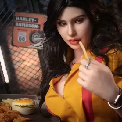 Boneca realista a segurar batata frita com hambúrgueres e croquetes numa mesa, fundo com placa HARLEY-DAVIDSON