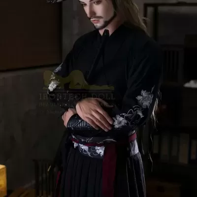 Boneco com roupa tradicional preta e chapéu preto trançado em ambiente interior escuro