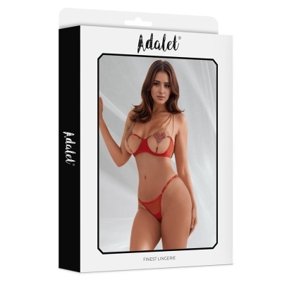 Caixa de lingerie Adalet com mulher a usar conjunto vermelho com detalhes dourados