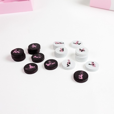Discos de poker com ícones de posições sexuais em madeira preta e branca sobre fundo branco