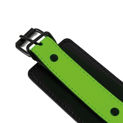Cinto verde e preto com fivela preta em fundo branco