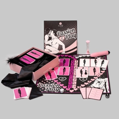 Jogo de tabuleiro Passion Play com cartas cor-de-rosa e preto, dados, vibrador rosa, plumas pretas, faixa preta e ampulheta rosa