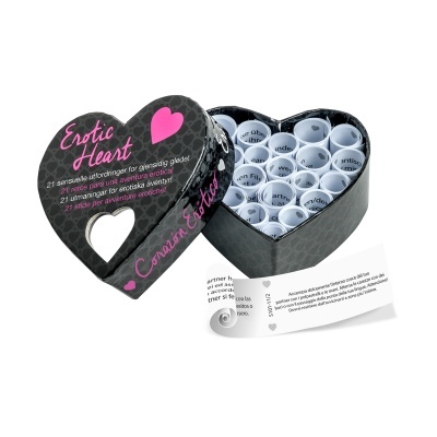 Caixa em forma de coração preta com texto Erotic Heart e vários rolos de papel dentro