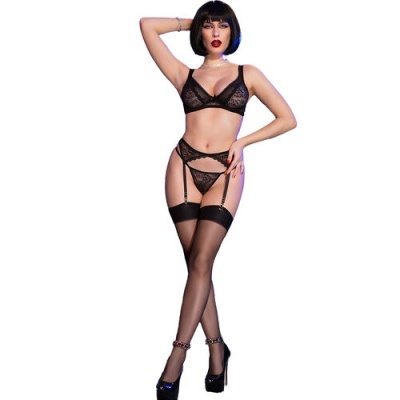 Conjunto de lingerie preto em renda com cinta-liga e meias pretas.