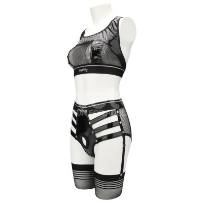 Conjunto de lingerie preto com sutiã em material brilhante e rede, cinta-liga com tachas e meias riscas em manequim branco