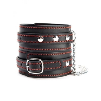 Pulseira ou bracelete de couro preto com costura vermelha e detalhes metálicos
