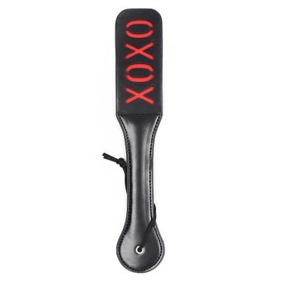 Pá para spanking preta com XOXO vermelho e cordão para pendurar