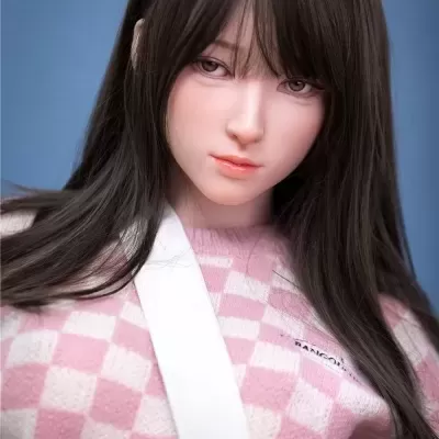 Boneca realista com camisola quadriculada rosa e branca e faixa branca ao peito