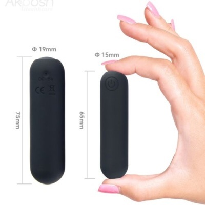 Dois vibradores cilíndricos pretos com medidas, um segurado por mão com unhas rosas