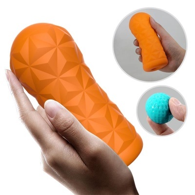 Produto de silicone laranja com textura geométrica em relevo e objeto redondo azul