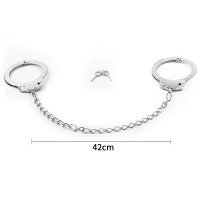 Algemas prateadas com corrente e chave sobre fundo branco com indicação de 42 cm.