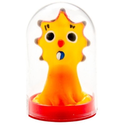 Boneco amarelo com olhos expressivos dentro de cúpula de plástico com base vermelha