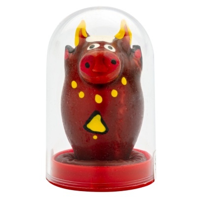 Figurinha de touro pintada em vermelho com amarelo e preto numa redoma de plástico transparente