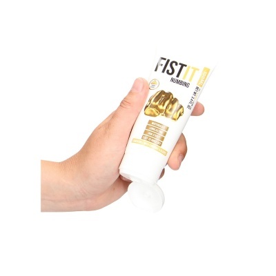 Tubo branco de creme numb com texto na embalagem, segurado por uma mão com fundo branco.