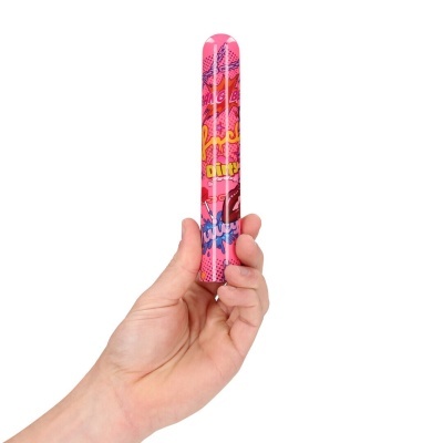 Mão a segurar objeto cilíndrico decorado com padrão rosa e texto