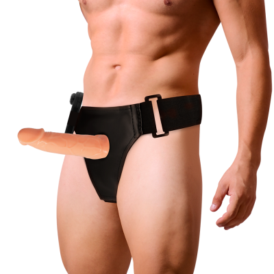 Cinta preta com prótese peniana cor de pele num corpo masculino.