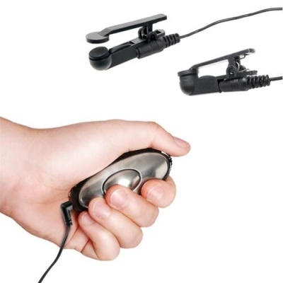 Mão segurando microfone com controle metálico ligado a microfones de lapela pretos